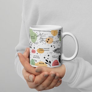 Die Tasse im floralen Design nutzt dir als täglicher Motivator. Auf der Kaffeetasse sind unterschiedliche Sprüche mit motivierenden und inspirierenden Sprüchen für deine tägliche Arbeit aufgedruckt.