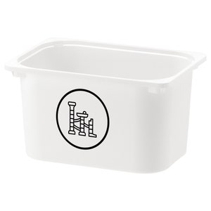 Puede incluir: Cubo de almacenamiento de plástico blanco con una pegatina en blanco y negro de un tobogán de parque infantil en la parte delantera.