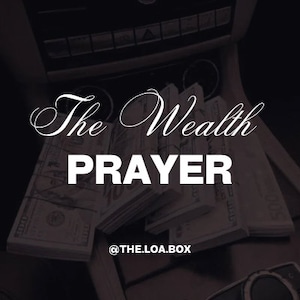 Könnte beinhalten: Ein Stapel US-Dollar-Scheine mit dem Text "The Wealth Prayer" und dem Social-Media-Handle "@THE.LOA.BOX" auf einem dunklen Hintergrund.
