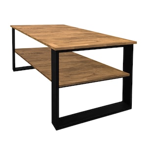 Könnte beinhalten: Ein Holz-Couchtisch mit schwarzem Metallrahmen und einem unteren Regal. Der Tisch hat eine rechteckige Tischplatte und eine rustikale Holzmaserung.