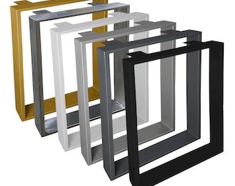 Könnte beinhalten: Satz von sechs Tischbeinen aus Metall in verschiedenen Ausführungen: Gold, Silber, Weiß, Grau, Dunkelgrau und Schwarz. Die Beine sind quadratisch und haben ein schlichtes, modernes Design.