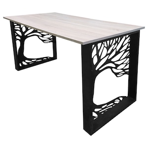 Op de afbeelding: Een moderne eettafel met een licht houten blad en zwarte metalen poten. De poten zijn ontworpen in een boomtakpatroon.