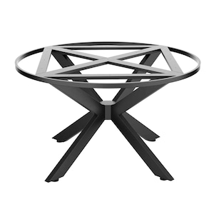 Könnte beinhalten: Ein schwarzes Metall-Tischgestell mit runder Oberseite und geometrischem Design. Das Gestell hat ein sternförmiges Muster im kreisförmigen Rahmen und abgewinkelte Beine. Das Tischgestell ist für eine Tischplatte konzipiert.