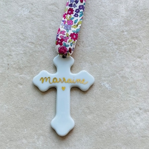 Porcelain cross, painted with gold. Possibility of personalization, messages, first name, dates, baptism, wedding ...