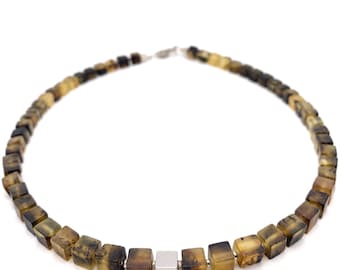 Collar de ámbar, ámbar oscuro sin pulir, cubo de plata de ley