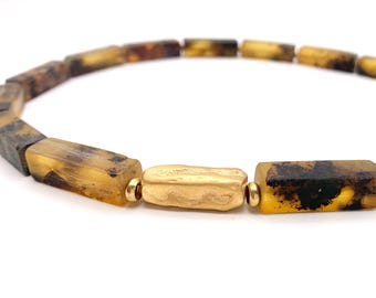 Collar de ámbar, ámbar sin pulir, plata de ley bañada en oro.