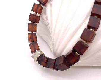 Collar de ámbar, forma cúbica, color coñac, sin pulir, con plata de ley.