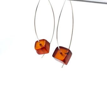 Pendientes de ámbar, plata de ley, cubo de ámbar sin pulir en color coñac, ganchos de plata.