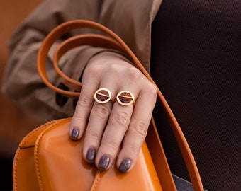 Anillo de ámbar; plata de ley bañada en oro, ámbar en color coñac