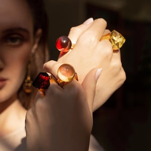 Bernstein Ring Silber vergoldet, Bernsteinschmuck extravagant, Naturbernstein in Cognac