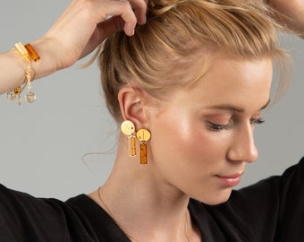 Pendientes de ámbar, plata de ley bañada en oro, diseño minimalista con ámbar claro.