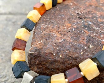 Collar moderno de ámbar en forma de cubo, ámbar natural sin pulir, plata de ley mate.