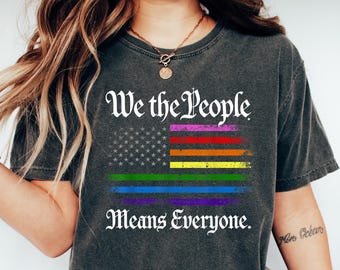 Camiseta "Nosotros, el pueblo", significa "todos", orgullo LGBTQ, bandera estadounidense arcoíris, igualdad de derechos, regalo LGBT, justicia social, derechos humanos, anti Trump.