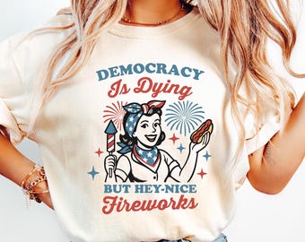 Camiseta "La democracia está muriendo", camiseta de protesta del 4 de julio, camiseta de cuello redondo para mujeres políticas, regalo sarcástico del 4 de julio, camiseta estadounidense divertida