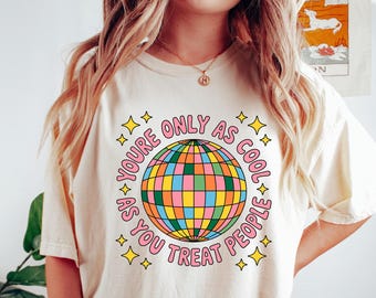 Camiseta de amabilidad: "Eres tan genial como tratas a la gente", camiseta retro con afirmación positiva, camiseta gráfica de estética moderna.