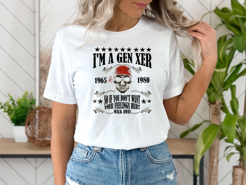 Op de afbeelding: Wit T-shirt met een zwarte schedel afbeelding en de tekst "I'M A GEN XER 1965 1980 SO IF YOU DON'T WANT YOUR FEELINGS HURT WALK AWAY".