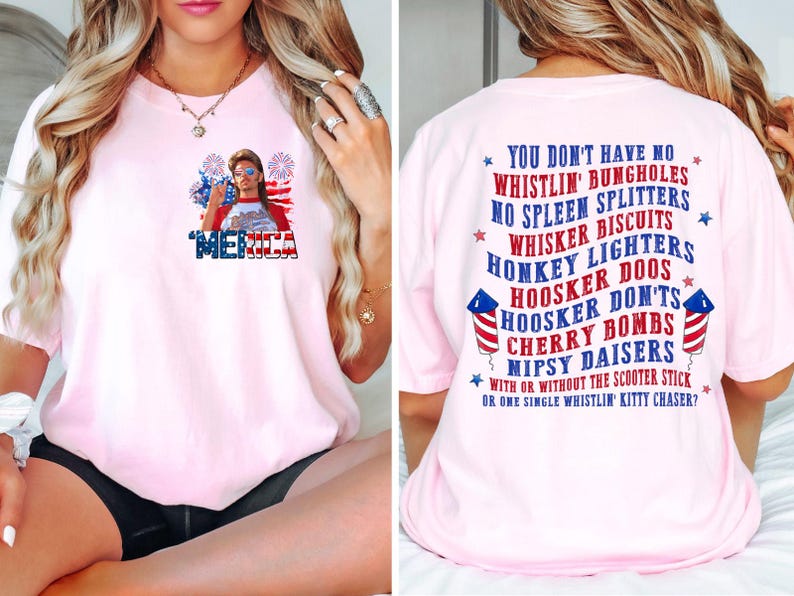 Pode incluir: T-shirt rosa claro com um gr&aacute;fico na frente com uma pessoa usando &oacute;culos de sol e uma bandeira, com a palavra "MERICA". A parte de tr&aacute;s da camisa tem uma lista de frases humor&iacute;sticas.