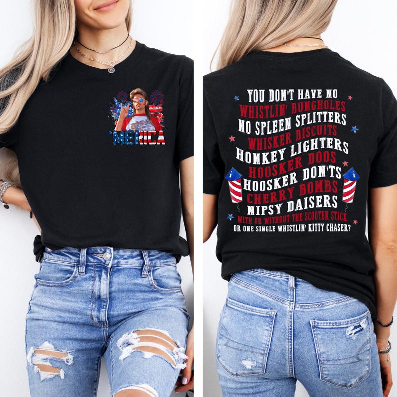 Pode incluir: Camiseta preta com um gr&aacute;fico de uma pessoa usando &oacute;culos de sol e a palavra "AMERICA" em vermelho, branco e azul. A parte de tr&aacute;s da camisa tem uma lista de frases em texto branco, incluindo "WHISTLIN' BUNGHOLES" e "CHERRY BOMBS".