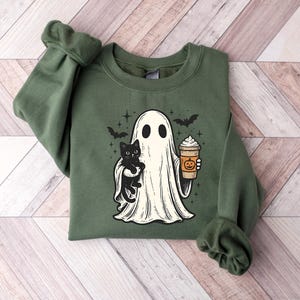 Sweat-shirt chat fantôme tenant un chat noir, sweat à capuche d'Halloween chat fantôme, cadeau d'Halloween pour les propriétaires de chats, t-shirt chat d'Halloween, tenue de chat noir, t-shirt automne