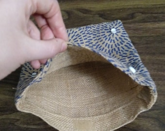 Brakumo. Handy Makeup bag with a retro goldpink flower print and red lining