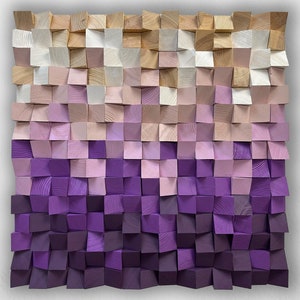 Op de afbeelding: Een houten wandkunstwerk bestaande uit talrijke kleine, vierkante blokken. De blokken veranderen van kleur van lichtbeige aan de bovenkant naar diep paars aan de onderkant, waardoor een gradiënteffect ontstaat. De opstelling geeft een 3D-textuur.