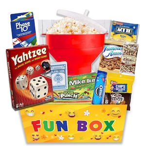 Canasta de regalo para una noche de juegos en familia: cartas y juegos de mesa, máquina para hacer palomitas, bocadillos, dulces. Regalo de inauguración de la casa para familias, cumpleaños de adolescentes, universidad.