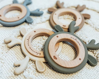 Personalized baby teething ring made of wood and silicone, grasping ring, gift for newborns with name of boy or girl in pink, blue, green, beige, and neutral colors