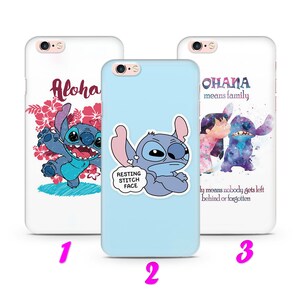 Puede incluir: Tres fundas de teléfono diferentes con Stitch de Lilo & Stitch. La primera funda es blanca con flores rosas y el texto "Aloha". La segunda funda es azul claro con una caricatura de Stitch con el texto "Resting Stitch Face". La tercera funda es blanca con una imagen de acuarela de Stitch y Lilo con el texto "Ohana means family" y "Ohana means nobody gets left behind or forgotten."