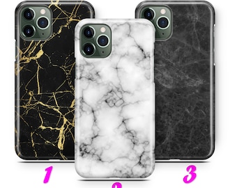 Op de afbeelding: Drie iPhone-hoesjes met verschillende marmerpatronen. Het eerste hoesje heeft een zwarte achtergrond met gouden aderen. Het tweede hoesje heeft een witte achtergrond met grijze aderen. Het derde hoesje heeft een grijze achtergrond met zwarte aderen.