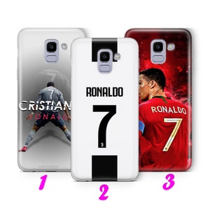 K&ouml;nnte beinhalten: Drei verschiedene Handyh&uuml;llen mit Cristiano Ronaldo. Die erste H&uuml;lle zeigt ein Foto von Ronaldo, der f&uuml;r Real Madrid spielt. Die zweite H&uuml;lle zeigt ein wei&szlig;-schwarzes Juventus-Trikot mit Ronaldos Namen und Nummer. Die dritte H&uuml;lle zeigt ein Foto von Ronaldo, der f&uuml;r Portugal spielt.