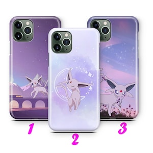 Peut inclure: Trois coques de téléphone avec des motifs d'Espeon. Les coques présentent des fonds violets, blancs et roses avec des illustrations d'Espeon. Une coque a une scène de montagne et de pont, une autre une lune et des étoiles, et la troisième un motif floral.