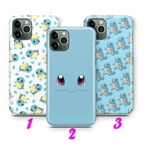 Peut inclure: Trois coques de téléphone avec des motifs de Squirtle. Une coque est bleu clair avec un visage de Squirtle, les deux autres ont des motifs de Squirtle sur des fonds blancs et bleu clair. Les coques sont pour un smartphone.