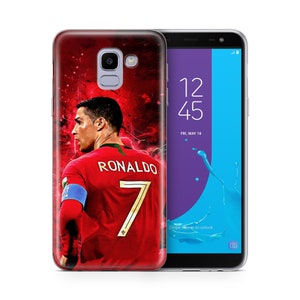K&ouml;nnte beinhalten: Eine transparente Handyh&uuml;lle mit einem roten, wei&szlig;en und blauen Bild von Cristiano Ronaldo, der ein rotes Fu&szlig;balltrikot mit der Nummer 7 und dem Wort "RONALDO" auf dem R&uuml;cken tr&auml;gt. Die Handyh&uuml;lle ist f&uuml;r ein Samsung Galaxy J7 konzipiert.