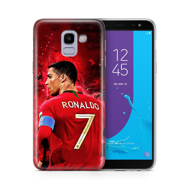K&ouml;nnte beinhalten: Eine transparente Handyh&uuml;lle mit einem roten, wei&szlig;en und blauen Bild von Cristiano Ronaldo, der ein rotes Fu&szlig;balltrikot mit der Nummer 7 und dem Wort "RONALDO" auf dem R&uuml;cken tr&auml;gt. Die Handyh&uuml;lle ist f&uuml;r ein Samsung Galaxy J7 konzipiert.