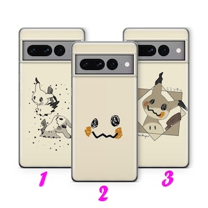 Pode incluir: Três capas de telefone com designs Mimikyu. As capas são de cor bege claro. Uma capa apresenta Mimikyu em duas poses, outra tem um rosto Mimikyu e a terceira tem uma ilustração Mimikyu com texto japonês.