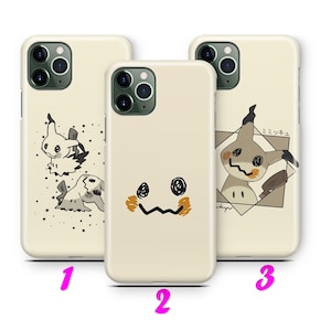 Puede incluir: Tres fundas de teléfono beige con diseños de personajes de dibujos animados. Una funda presenta un personaje con una boca en zigzag negra y mejillas naranjas. Otra funda tiene un personaje con una boca en zigzag negra y mejillas naranjas. La tercera funda tiene un personaje dentro de una forma geométrica.