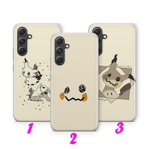 Puede incluir: Tres fundas para teléfono con diseños de Mimikyu. Las fundas son de color beige con lentes de cámara negros. Una funda presenta a Mimikyu en varias poses, otra tiene una cara de Mimikyu y la tercera tiene una ilustración de Mimikyu con texto japonés.