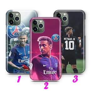 Könnte beinhalten: Drei Handyhüllen mit Bildern eines Fußballspielers. Die Hüllen zeigen den Spieler in verschiedenen Posen und Uniformen. Die Hüllen zeigen die Logos von "Fly Emirates" und "Paris Saint-Germain". Der Name des Spielers "Neymar Jr" ist ebenfalls sichtbar.
