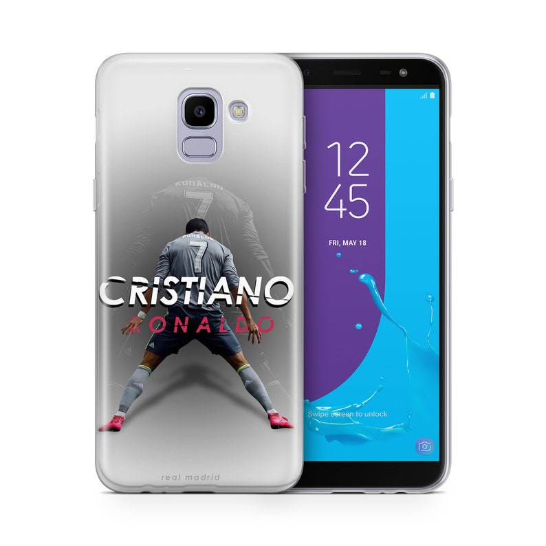 K&ouml;nnte beinhalten: Eine transparente Handyh&uuml;lle mit einem Foto von Cristiano Ronaldo beim Fu&szlig;ballspielen. Der Text "CRISTIANO RONALDO" ist in Pink und Wei&szlig; auf der H&uuml;lle gedruckt. Der Text "real madrid" ist in Schwarz am unteren Rand der H&uuml;lle gedruckt.