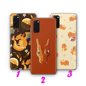 Puede incluir: Tres fundas para teléfono con diseños de Pokémon. La primera funda tiene un fondo marrón con ilustraciones de Charizard naranja y rodajas de naranja. La segunda funda es naranja con una cara de Charizard. La tercera es crema con ilustraciones de Charmander.