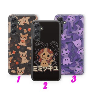 Könnte beinhalten: Drei Handyhüllen mit Mimikyu-Designs. Eine Hülle ist schwarz mit einer Mimikyu-Grafik und japanischem Text. Die anderen beiden Hüllen zeigen sich wiederholende Mimikyu-Muster auf dunkelbraunem und lila Hintergrund. Die Hüllen haben einen Kameraausschnitt.