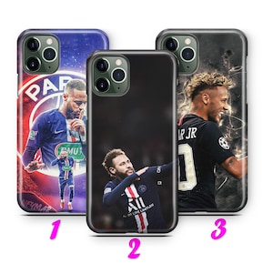 Könnte beinhalten: Drei Handyhüllen mit Bildern eines Fußballspielers. Die Hüllen sind schwarz, blau und rot und blau. Jede Hülle hat ein anderes Bild des Spielers, wobei der Name des Spielers und das Teamlogo auf einigen Hüllen sichtbar sind.