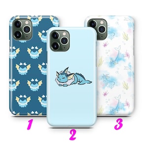 Puede incluir: Tres fundas para teléfono con diferentes diseños. Una funda es azul oscuro con un patrón repetido de una criatura de dibujos animados. Otra es azul claro con una criatura de dibujos animados. La tercera funda es blanca con un diseño de acuarela.