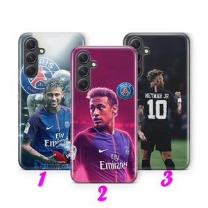 Puede incluir: Tres fundas para teléfonos inteligentes con un jugador de fútbol. La funda 1 tiene un diseño azul y blanco con el texto "Fly Emirates" y "Paris". La funda 2 es magenta con el texto "Fly Emirates" y una imagen del jugador. La funda 3 es negra con el texto "NEYMAR JR 10".