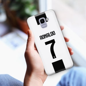 K&ouml;nnte beinhalten: Weisser Handy-Case mit einem schwarz-wei&szlig;en Juventus-Fu&szlig;balltrikot-Design. Das Trikot tr&auml;gt die Nummer 7 und den Namen "RONALDO" aufgedruckt.