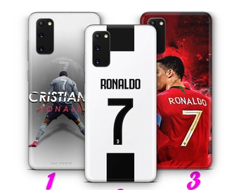 Puede incluir: Tres fundas de teléfono diferentes con Cristiano Ronaldo. La primera funda presenta una foto de Ronaldo con una camiseta del Real Madrid con el texto "Cristiano Ronaldo" y "real madrid". La segunda funda presenta un diseño blanco y negro con el texto "RONALDO" y el número "7". La tercera funda presenta una foto de Ronaldo con una camiseta de Portugal con el texto "RONALDO" y el número "7".