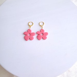 Pendientes Huggie con diseño floral divertido | Pendientes de arcilla polimérica | Pendientes Huggie | Pendientes con flores de primavera