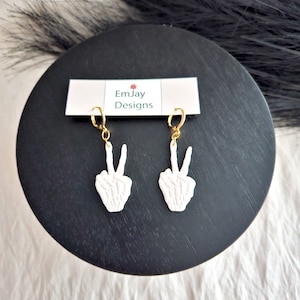 Pendientes Huggies con forma de mano de esqueleto de la paz | Pendientes de arcilla polimérica | Halloween | Otoño | Pendientes Huggie | Hipoalergénicos | Hechos a mano
