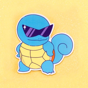 Könnte beinhalten: Eine blaue und gelbe Comic-Schildkröte mit Sonnenbrille. Die Schildkröte hat einen Panzer mit gelbem Hintergrund und braunem Muster. Die Schildkröte trägt eine schwarze Sonnenbrille mit lilafarbenen Gläsern.
