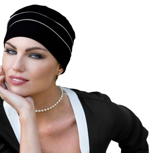 Bonnet de chimio confortable en bambou Brooklyn pour femmes atteintes de cancer ou d'alopécie qui perdent leurs cheveux, chapeaux pour patientes cancéreuses, bonnet de chimio souple, taille moyenne Black/White